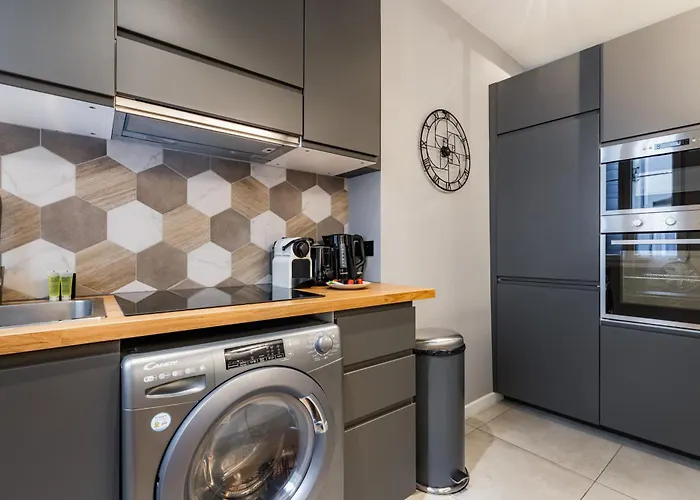 Chic 2-room In The Heart Of Parisian Luxury